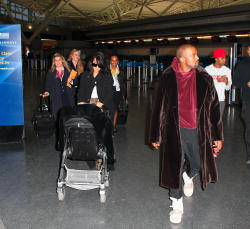 Kim Kardashian - At JFK Airport in New York City with Kanye West (2015. 02. 09) (44xHQ) F6YMbH25