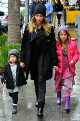 Jessica Alba - Shopping with her daughters in Los Angeles, 10 января 2015 (89xHQ) FBHrbQwl