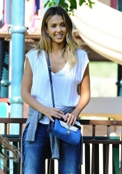 Jessica Alba - Jessica and her family spent a day in Coldwater Park in Los Angeles (2015.02.08.) (196xHQ) FIjo8ND8