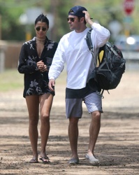 Zac Efron & Sami Miró - going for a stroll to the beach in Oahu, Hawaii, 2015.05.30 - 16xHQ FmjNGB2z