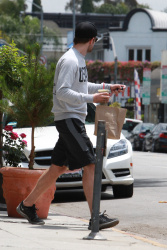 Robert Pattinson - Robert Pattinson - grabs a healthy lunch from organic eatery, T Cafe Organic - June 5, 2015 - 13xHQ FyVRbwTK