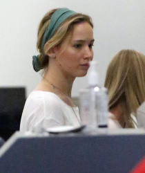 Jennifer Lawrence - arriving at LAX airport in Los Angeles, 5 января 2015 (13xHQ) GKXVvDBu