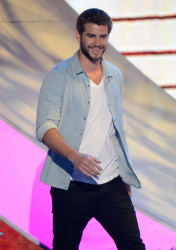 Liam Hemsworth - Teen Choice Awards 2013 at Gibson Amphitheatre (Universal City, August 11, 2013) - 22xHQ HOmpbkNQ