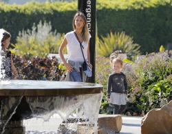 Jessica Alba - Jessica and her family spent a day in Coldwater Park in Los Angeles (2015.02.08.) (196xHQ) HURkLUF3