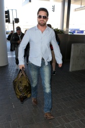 Gerard Butler - arrives at LAX Airport (February 23, 2015) - 8xMQ HZzmDyfB