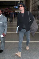Jude Law - Arriving at LAX - April 24, 2015 - 23xHQ IEBOK9VU