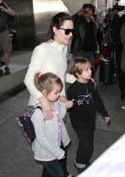 Angelina Jolie - LAX Airport - February 11, 2015 (185xHQ) IIUxVvY2