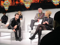 Jennifer Lawrence, Liam Hemsworth, Josh Hutcherson - 'The Hunger Games: Mockingjay - Part 1' Press Conference at Park Hyatt Hotel, Нью-Йорк, 15 ноября 2014 (27xHQ) IYOSSlmo