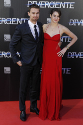 Theo James - Shailene Woodley, Theo James - на премьере фильма 'Divergent' at Callao Cinema, Мадрид, 3 апреля 2014 (302xHQ) IewwEkfa