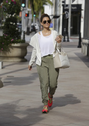 Maria Menounos - Shopping at Jimmy Choo in Beverly Hills, 28 января 2015 (23xHQ) IqWnUkxH