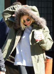 Sienna Miller - Out and about in New York City - February 11, 2015 (30xHQ) Is3KiF0H