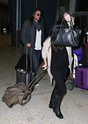 Holly Marie Combs - Shannen Doherty и Holly Marie Combs - arriving in Sydney, 26 марта 2014 (50xHQ) JLgULlRo