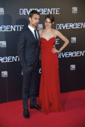 Theo James - Shailene Woodley, Theo James - на премьере фильма 'Divergent' at Callao Cinema, Мадрид, 3 апреля 2014 (302xHQ) JSYKD00e
