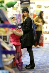 Jessica Alba - Shopping with her daughters in Los Angeles, 10 января 2015 (89xHQ) JfkVlEj7