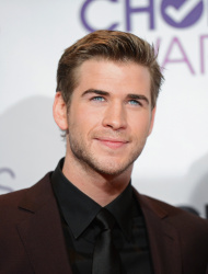 Liam Hemsworth - 2013 People's Choice Awards at the Nokia Theatre in Los Angeles, California - January 9, 2013 - 8xHQ KCqbGtWt