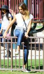 Jessica Alba - Jessica and her family spent a day in Coldwater Park in Los Angeles (2015.02.08.) (196xHQ) KYViUQ99