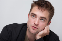 Robert Pattinson - Robert Pattinson - The Rover press conference portraits by Herve Tropea (Los Angeles, June 12, 2014) - 11xHQ KhWKKeic