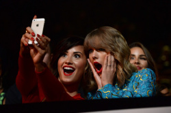 Demi Lovato - At the MTV Video Music Awards, August 24, 2014 - 112xHQ MPDNASqF