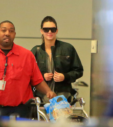 Kendall Jenner - Arriving at LAX airport, 2 января 2015 (55xHQ) MVnoHlHo
