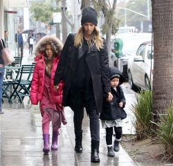 Jessica Alba - Shopping with her daughters in Los Angeles, 10 января 2015 (89xHQ) MiyAKVXT