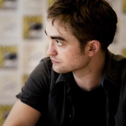 Robert Pattinson - Robert Pattinson - "The Twilight Saga: Breaking Dawn. Part 1" press conference portraits by Armando Gallo (San Diego, July 21, 2011) - 34xHQ Mqk0hqce