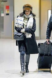 Rachel Weisz - Arriving at Heathrow Airport in London, 30 января 2015 (21xHQ) NfG2OeAr