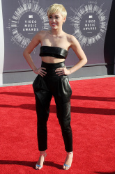 Miley Cyrus - 2014 MTV Video Music Awards in Los Angeles, August 24, 2014 - 350xHQ Nhe7aui2