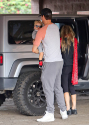 Josh Duhamel and Fergie - out and about with their son in Bentwood - December 7, 2014 - 21xHQ Nntg437B