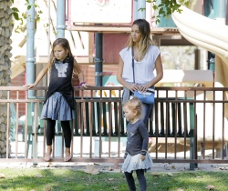 Jessica Alba - Jessica and her family spent a day in Coldwater Park in Los Angeles (2015.02.08.) (196xHQ) Nz9pwOuX