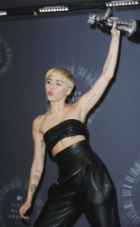 Miley Cyrus - 2014 MTV Video Music Awards in Los Angeles, August 24, 2014 - 350xHQ NzZ2xDKI
