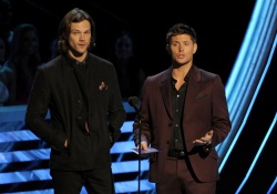 Jensen Ackles & Jared Padalecki - 39th Annual People's Choice Awards at Nokia Theatre in Los Angeles (January 9, 2013) - 170xHQ OgpAfO8d