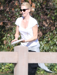 Charlize Theron - enjoys a day with Sean Penn at the park in Studio City - February 8, 2015 (7xHQ) OuK3D0s0
