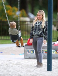 Hilary Duff - at Coldwater Canyon Park in Beverly Hills, 23 января 2015 (30xHQ) PDDaX5dM