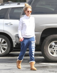 Ashley Tisdale - Stopping by a nail salon in Los Angeles - February 22, 2015 (14xHQ) PJRz0pa4