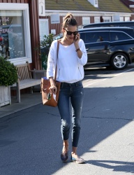 Alessandra Ambrosio - Out and about in Brentwood, 27 января 2015 (33xHQ) PM34GD9t
