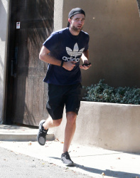Robert Pattinson - Robert Pattinson - is spotted leaving a friend's house in Los Angeles, California on March 20, 2015 - 15xHQ PSSrTiEO