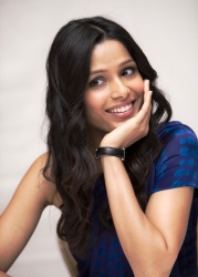 Freida Pinto - "Rise Of The Planet Of The Apes" press conference portraits by Armando Gallo (New York, July 31, 2011) - 14xHQ Pd2ovh5I