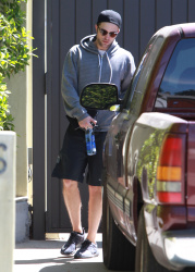 Robert Pattinson - Robert Pattinson - was spotted heading out after another session with his personal trainer - April 6, 2015 - 14xHQ PnSxXE20
