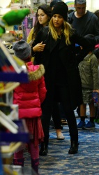 Jessica Alba - Shopping with her daughters in Los Angeles, 10 января 2015 (89xHQ) PwNDXR9Y