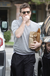 Sam Worthington - Sam Worthington - looks a bit exhausted as he shops for groceries at his local Pavilions in Malibu - April 24, 2015 - 11xHQ Q719851S