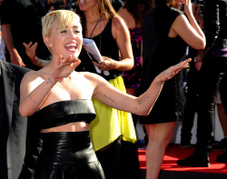 Miley Cyrus - 2014 MTV Video Music Awards in Los Angeles, August 24, 2014 - 350xHQ Qbvtlrsv