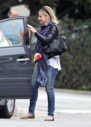 Sarah Michelle Gellar - out and about in Brentwood, 30 января 2015 (28xHQ) Qv588MrH