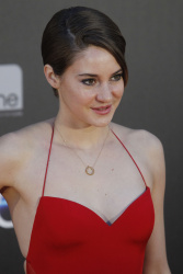 Shailene Woodley, Theo James - на премьере фильма 'Divergent' at Callao Cinema, Мадрид, 3 апреля 2014 (302xHQ) QyCYph3c
