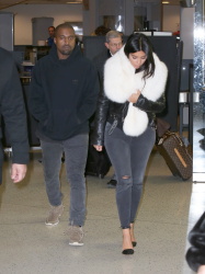 Kim Kardashian и Kanye West - Arriving at JFK airport in New York, 7 января 2015 (63xHQ) REfHpHQV