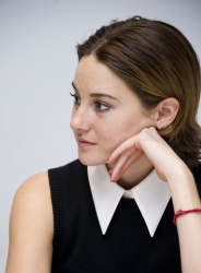 Shailene Woodley - Insurgent press conference portraits by Magnus Sundholm (Beverly Hills, March 6, 2015) - 17xHQ RHMwEHes