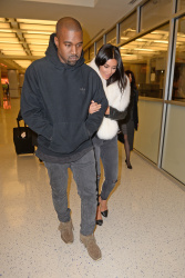 Kim Kardashian и Kanye West - Arriving at JFK airport in New York, 7 января 2015 (63xHQ) RQfCpi3a