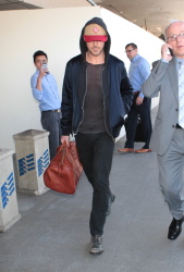 Ryan Gosling - Ryan Gosling - Arriving at LAX Airport in LA - April 17, 2015 - 25xHQ RV2oylKq