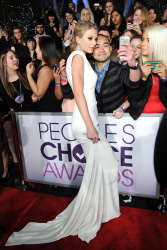 Taylor Swift - 2013 People's Choice Awards at the Nokia Theatre in Los Angeles, California - January 9, 2013 - 247xHQ RYZm1QRQ