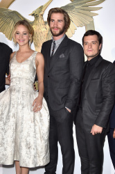 Liam Hemsworth, Jennifer Lawrence, Josh Hutcherson - 'The Hunger Games: Mockingjay - Part 1'Los Angeles Premiere at Nokia Theatre L.A. Live, Лос-Анджелес, 17 ноября 2014 (119xHQ) SG2MLivS