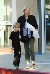 Naomi Watts - Taking her son to Karate class in LA - February 25, 2015 (20xHQ) SQQbDdtq